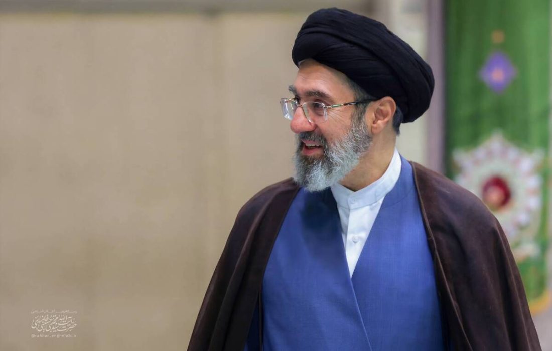 توصیه رهبر معظم انقلاب: آغاز دیدارهای سال نو با تکریم خانواده‌های معظم شهدا